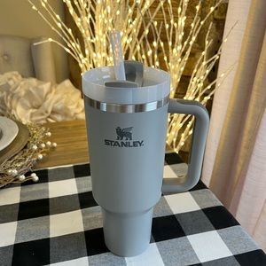 NIB Stanley Quencher 40 oz H2O Flowstate Fog Gray